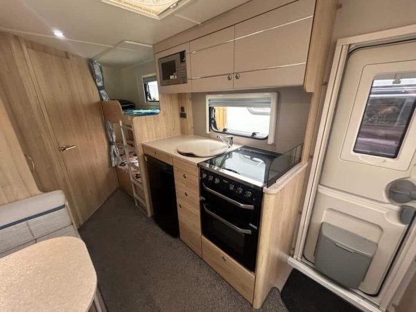 2017 Elddis Avante 586 Chatsworth - Image 3