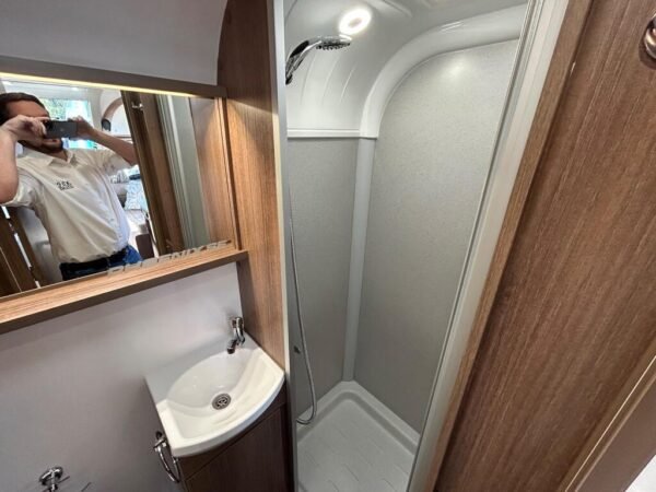 2019 Bailey Phoenix 420 SE - Image 18